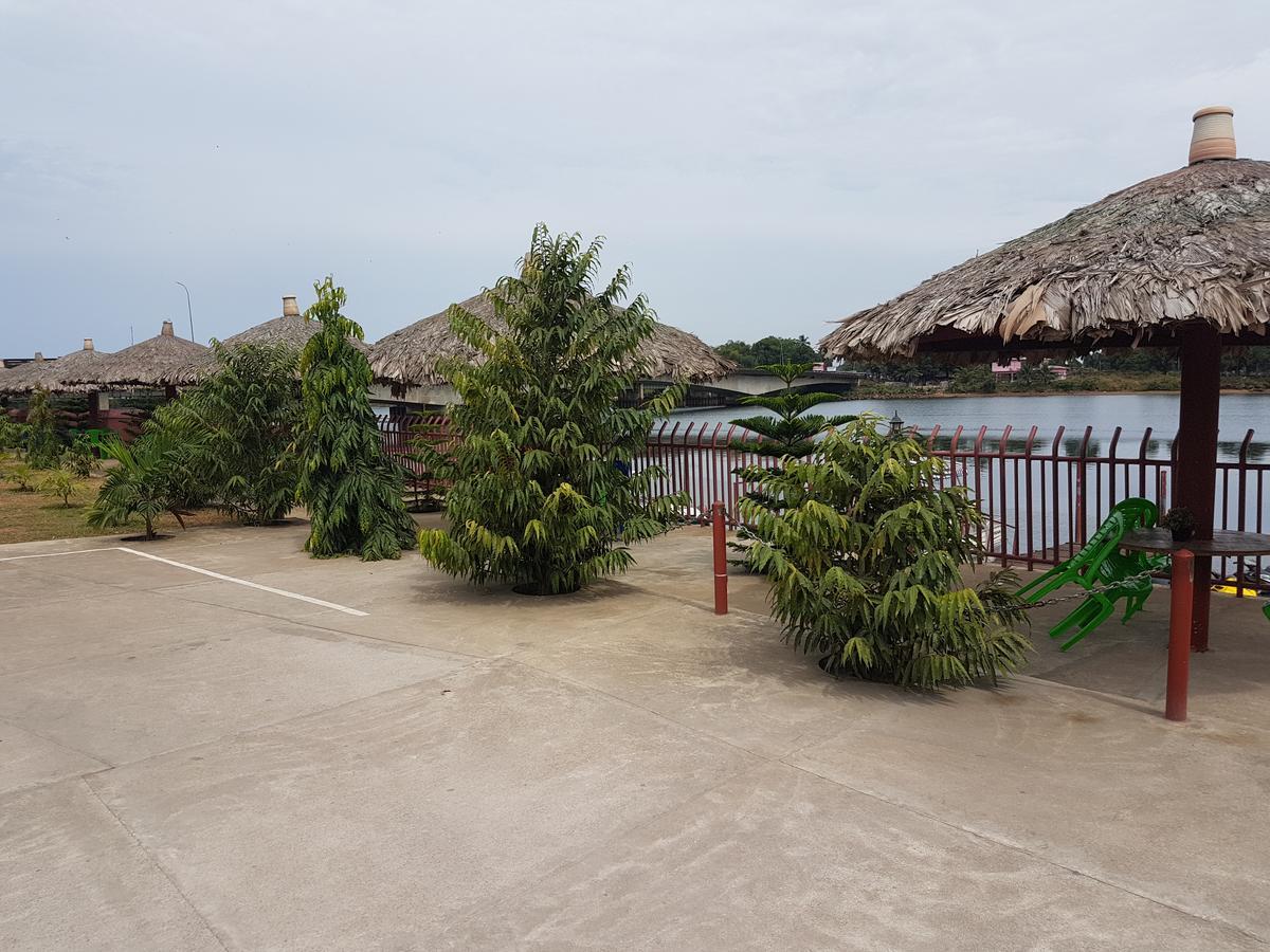 Riverside Resort And Villas 蒙罗维亚 外观 照片